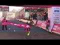 Un atleta keniano cayó al cruzar la meta pero logró un tiempo récord