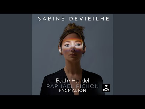 Η υψίφωνος Sabine Devieilhe [Σαμπίν Ντεβιέιγ] ερμηνεύει την άρια της Κλεοπάτρας “Piangerò la sorte mia” [«Θα θρηνήσω τη μοίρα μου»] από την όπερα σέρια Giulio Cesare in Egitto [Ο Ιούλιος Καίσαρ στην Αίγυπτο] (Λονδίνο, 1724) του Georg Friedrich Händel [Γκέοργκ Φρήντριχ Χαίντελ]. Ο ρόλος γράφτηκε για τη Francesca Cuzzoni [Φραντσέσκα Κουτσόνι]. Στην άρια ντα κάπο (ΑΒΑ΄) το θρηνητικό πρώτο μέρος αντιπαρατίθεται στο ορμητικό δεύτερο, και στην επανάληψη η ερμηνεύτρια διανθίζει τη μελωδική γραμμή. Συνοδεύει το σύνολο Pygmalion σε μουσική διεύθυνση Raphaël Pichon [Ραφαέλ Πισόν].