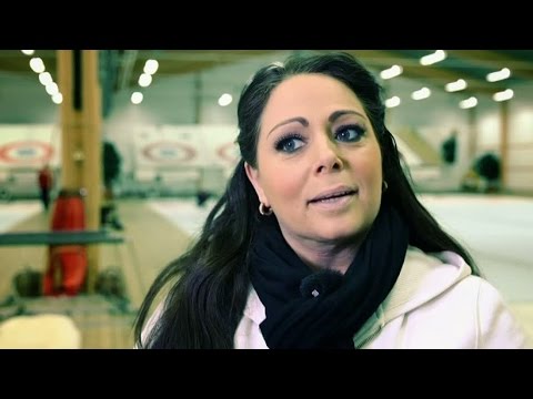 Anna Book får en lektion i curling av Anette Norberg - Vardagspuls (TV4)