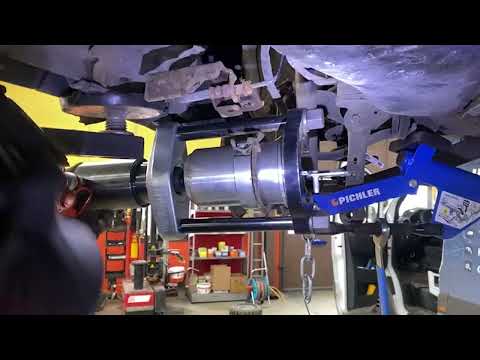 Volvo V70 ja Ford Modeon takatukivarren etummaisen puslan vaihto