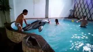 preview picture of video 'Enseñando ¿?  a usar los flotadores en la piscina'