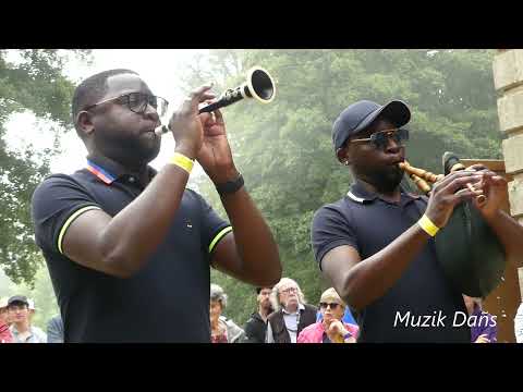 Marche du pays des Montagnes sonnée par Tangi Josset (bombarde) et Yannick martin à Gourin  (2021)