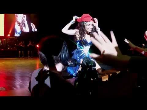 Natalia Oreiro . Tour Hits - Moscu, Rusia - 09.12.2013 - Caliente (Fragmento)
