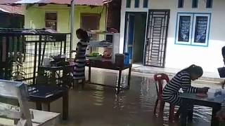 Download lagu Ratusan Rumah di Tebing Terendam Banjir mp3 Download lagu Ratusan Rumah di Tebing Terendam Banjir mp3