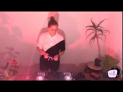 Totoyov TV - Kika Deeke (BRA)