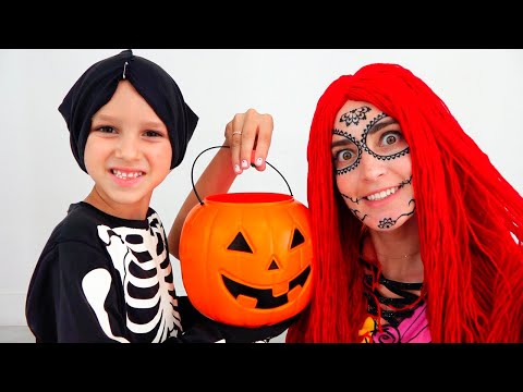 Vlad i Nikita bawią się w Halloween Cukierek albo psikus