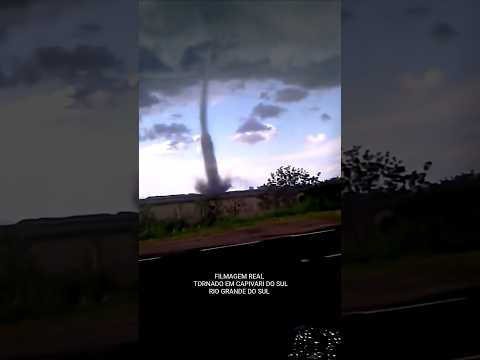 NÃO É IA, FILMAGEM REAL DE UM TORNADO EM CAPIVARI DO SUL, NO RIO GRANDE DO SUL, EM 2011.