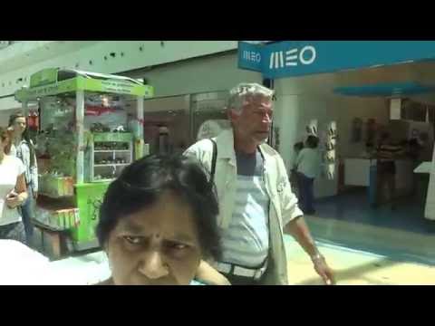 Aruna e Hari Sharma depois de fazer compras no C&A Centro Comercial Vasco da Gama, Lisboa 23 de junho de 2016