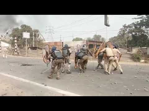 बंगाल में जेहादियों ने पुलिस पर किया पथराव……….. बंगाल में जेहादियों ने पुलिस पर किया पथराव………..