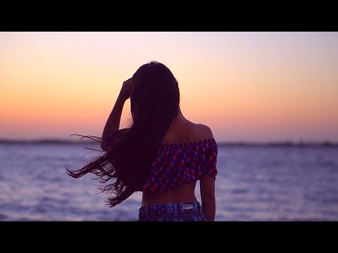 Girl on beach short film Chica en un playa cortometraje abstracto
