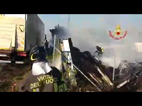 Brucia un'azienda a Minturno al confine con Penitro (Formia)