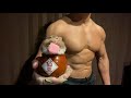 モフモフとムキムキの仙豆の中にゴールデンハムスターがモグモグタイムを見守るマッチョな動画
