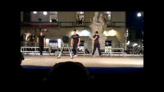 preview picture of video 'esibizione parkour a maglie, piazza capece (roberto, giacomo e davide).wmv'