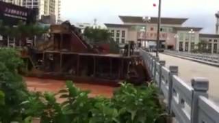 preview picture of video 'Boat crashes into bridge in typhoon waters (typhoon Haiyan 11/11/2013)'