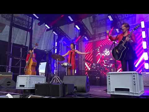 Abends mit Beleuchtung Live @CSD Cologne Pride 2021 – Engel ((Rammstein)