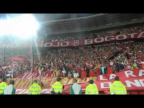 "Disturbio Rojo Bogota- Miy8z (31/07/2013)/ Desde pequeño te he prometido" Barra: Disturbio Rojo Bogotá &bull; Club: América de Cáli