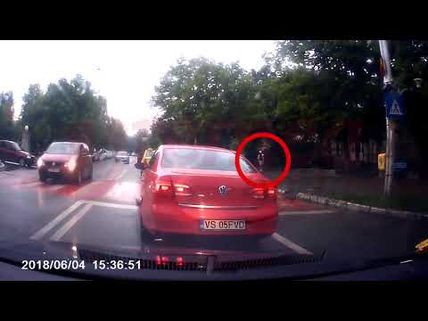 Un tânãr din Bârlad a vãzut moartea cu ochii, dupã ce o soferitã a scãpat masina de sub control!