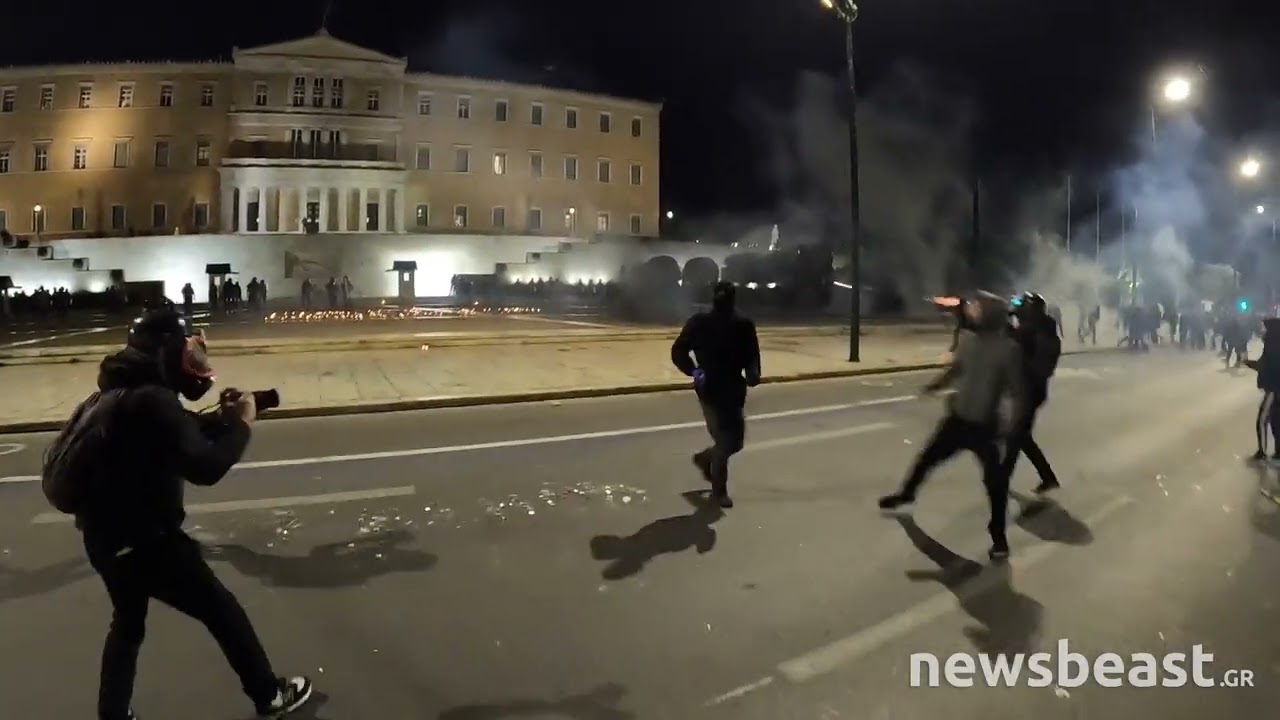 Tränengas und Brände am Syntagma – Protest gegen die Tragödie in Tempi (Video)