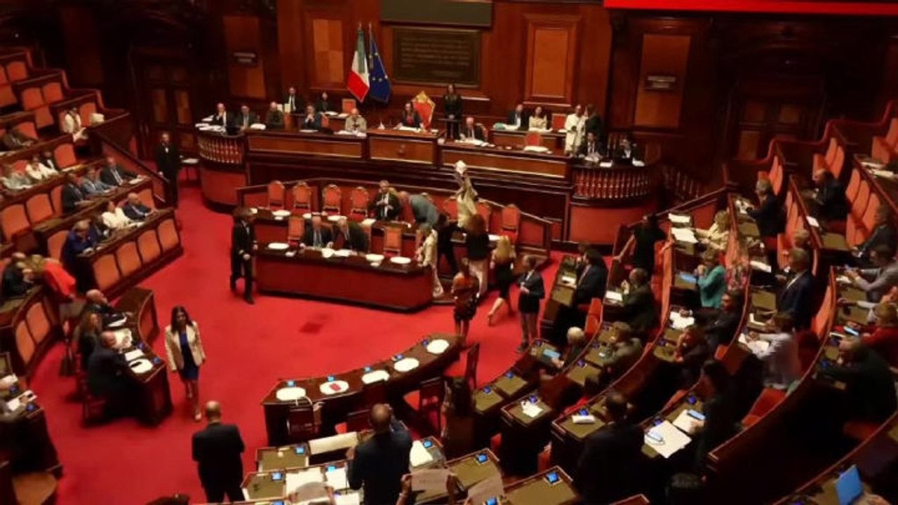 M5s occupa banchi Aula Senato per caso Delmastro, esposti i cartelli "Fuori le chat"