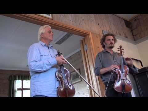 Folkemusikarane Anders Rosén og Jonas Åkerlund spelar i Grønsdalen