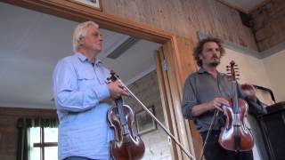 Folkemusikarane Anders Rosén og Jonas Åkerlund spelar i Grønsdalen