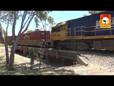 Australian trains - Massive Freight Train in Bordertown, South Australia