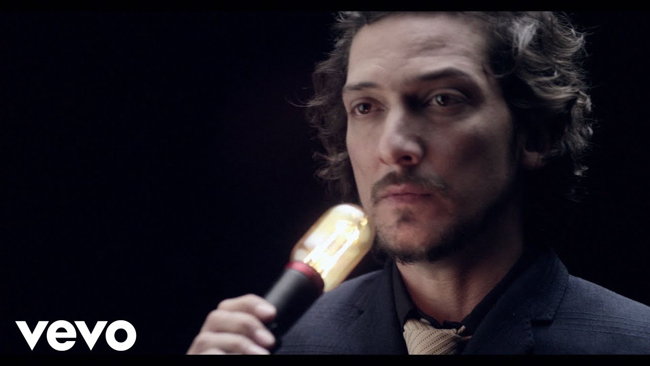Watch León Larregui - Brillas (Video Oficial) Now León Larregui - Brillas (Video Oficial)