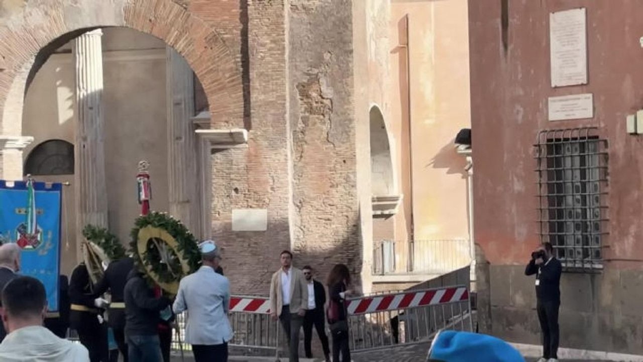 Gualtieri depone una corona al ghetto ebraico per commemorazione rastrellamento del 16 ottobre 1943