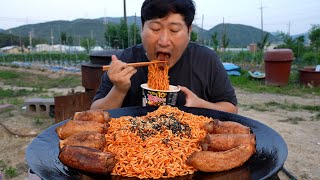 Download lagu 솥뚜껑에 맛있게 구운 통통한 대창과 불닭볶음면 후루룩~ (Grilled Daechang & Spicy Fire Noodles) 요리&먹방!! - Mukbang eating show mp3