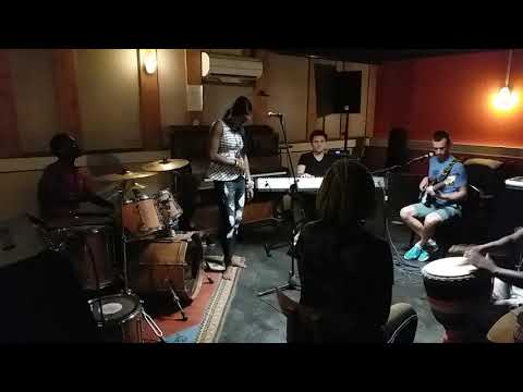 Ka Cora en Salle de repetition en France pour le concert de diversities