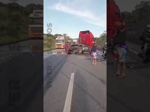 Acidente entre duas carretas na Rodovia Cônego Domênico Rangoni causa lentidão sentido São Paulo.