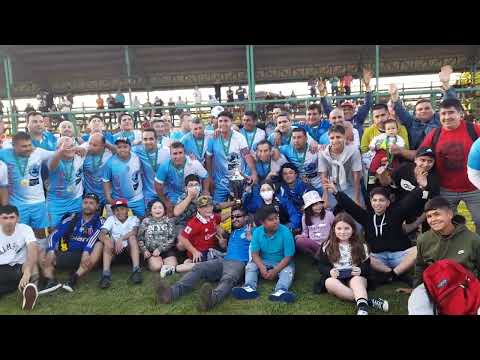Selección Villa San Agustín celebrando el título regional año 2022 en Serie 45 años.