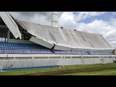 Cobertura da arquibancada do Estádio Frei Epifânio cai em Imperatriz