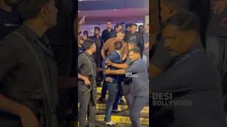 Download lagu Salman Khan fan attempting a selfie gets blocked by security team #beingsalmankhan #salmankhan mp3 Download lagu Salman Khan fan attempting a selfie gets blocked by security team #beingsalmankhan #salmankhan mp3