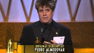 Pedro Almodóvar odbiera Oscara za scenariusz do filmu