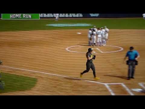 Oregon softball's Vallery Wong hits home run vs. North Carolina
