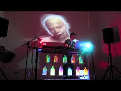 DECONSTRUCTING BJÖRK -  Hunter (fragmento)