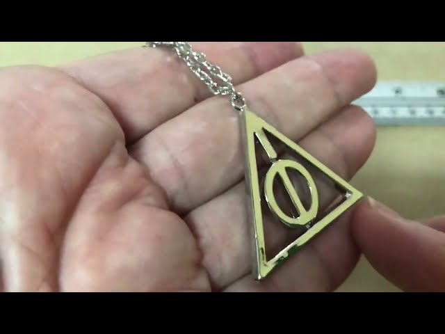 Vídeo relacionado con The Noble Collection El collar de las Reliquias de la Muerte