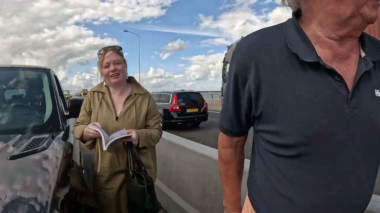 Lekkeband op rijbaan + Range Rover staat vast op brug!