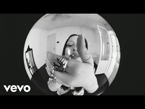 Carly Gibert - UN DÍA MÁS (Official Music Video)