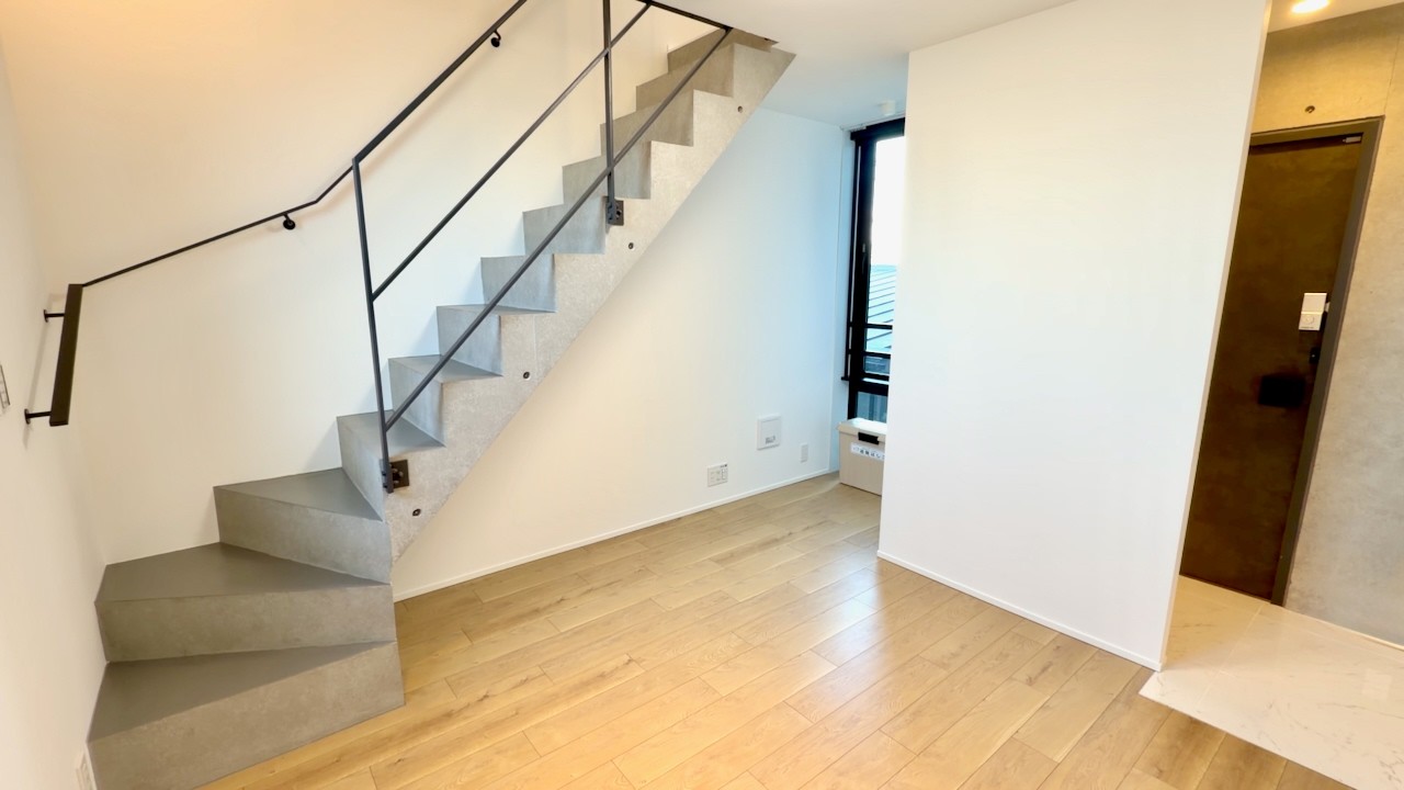 Stylish Tokyo Small Apartment with Cool Stairs!🤯🏠 – 38.1 sqm / 410 sqft (Ep.108)