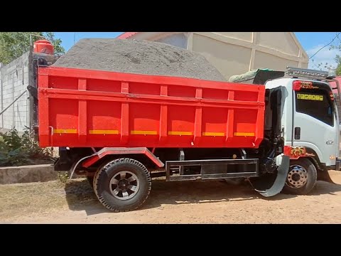 Dump Truk Muatan Pasir Super jomplang di lorong jalanan