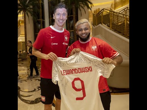 ليفاندوفسكي يهدي قميصا بتوقيعه لمشجع منتخب السعودية.. ما قصته؟