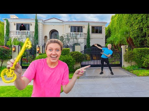 FOUND HIDDEN KEY to UNLOCK NEW SHARER FAM HOUSE (Sis VS Bro Secret Scavenger Hunt Challenge) Video