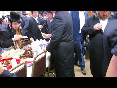 Satmer Rebbe Yurtzeit Marked In Niklesburg - Niklesburg Rebbe  Putting On The Hat Gamach
