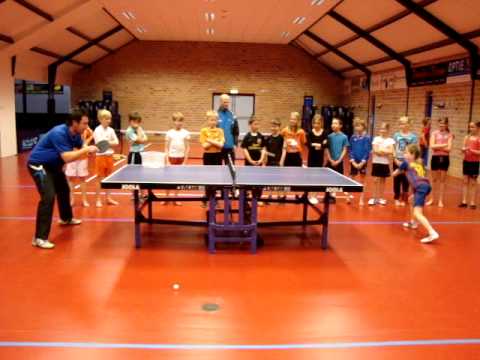 Lode Hulshof die een demonstratie bij Litac weggeeft met zijn trainer...