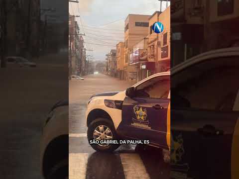 Chuva forte alaga ruas em São Gabriel da PalhaC ES