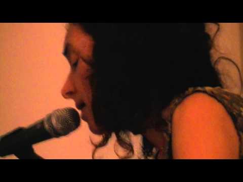 Rub your shoulders Sophie Moleta