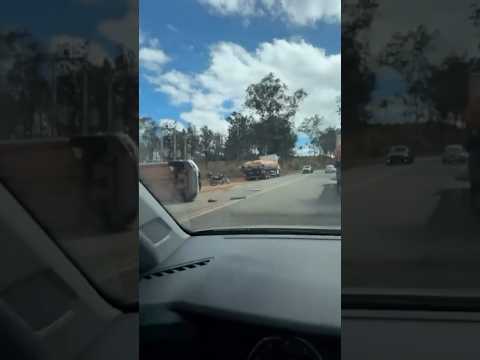 🚨 Viatura da PM capota após policial desviar de cachorro em Areado (MG)