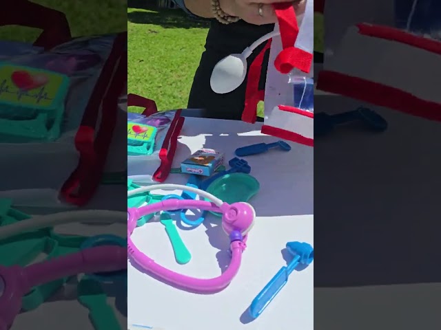 Vídeo relacionado con Serena & Jewel - Kit médico para estación médica de simulación para niños, juego 2 en 1, kit médico con mesa de pie y carrito